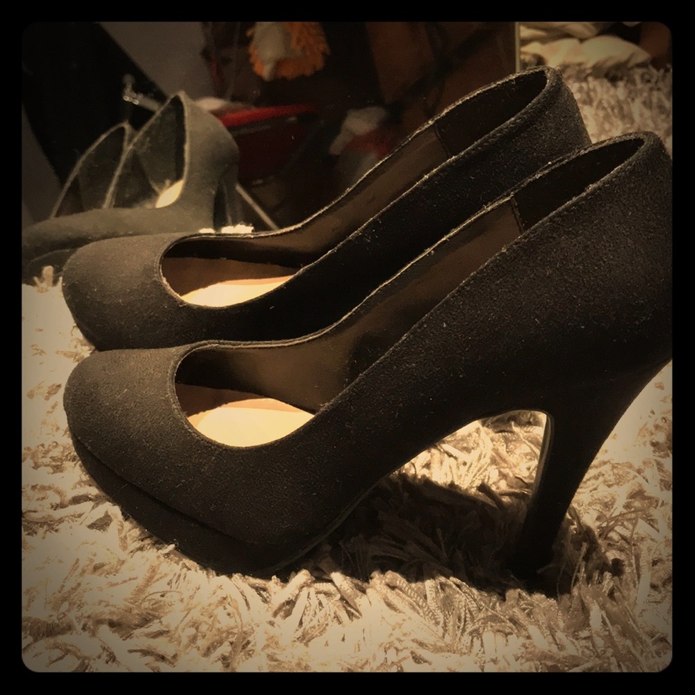 Elegant faux suede black pumps in size 6